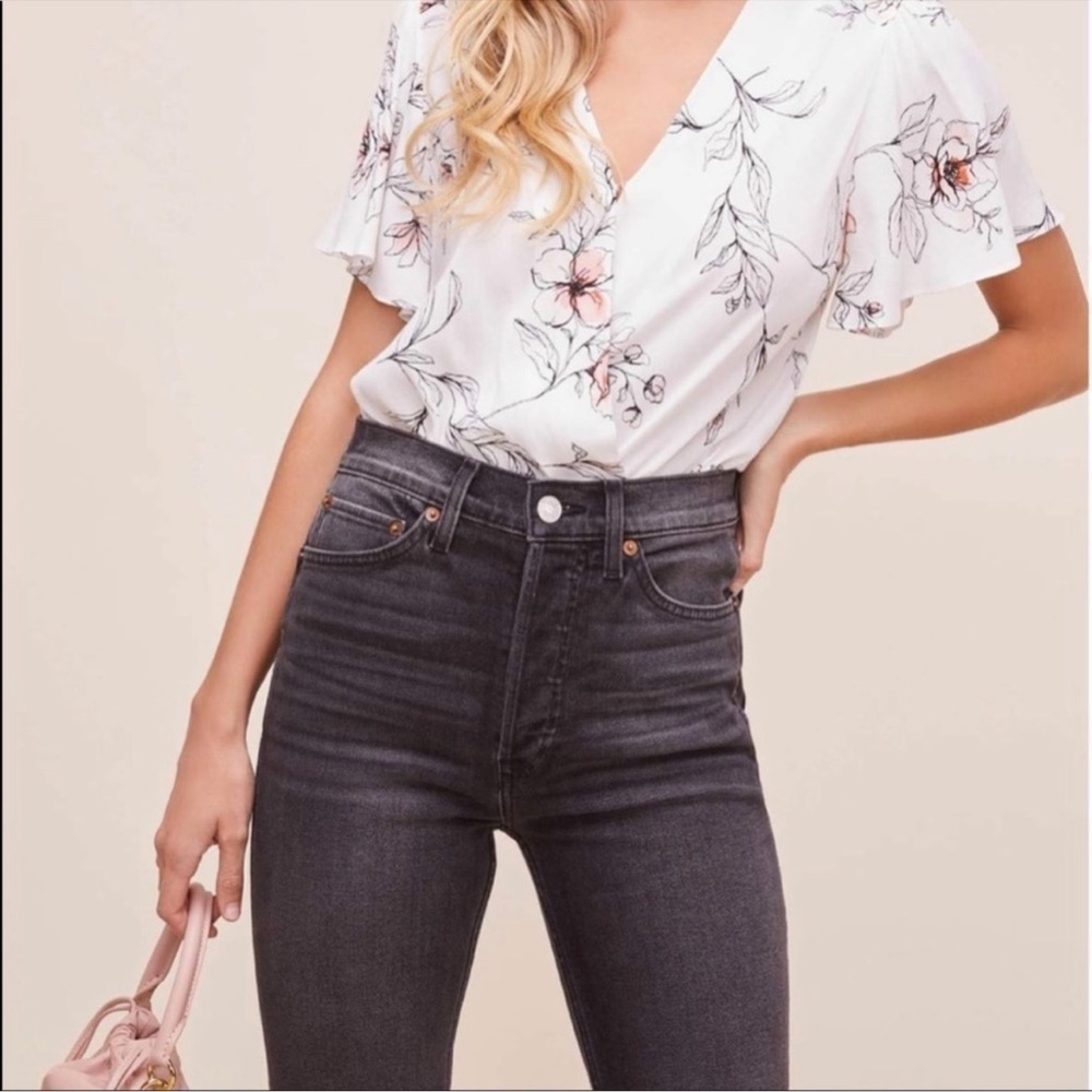 ASTR The Label White Floral Flutter Sleeve Deep V Crop Top Blouse Size XS